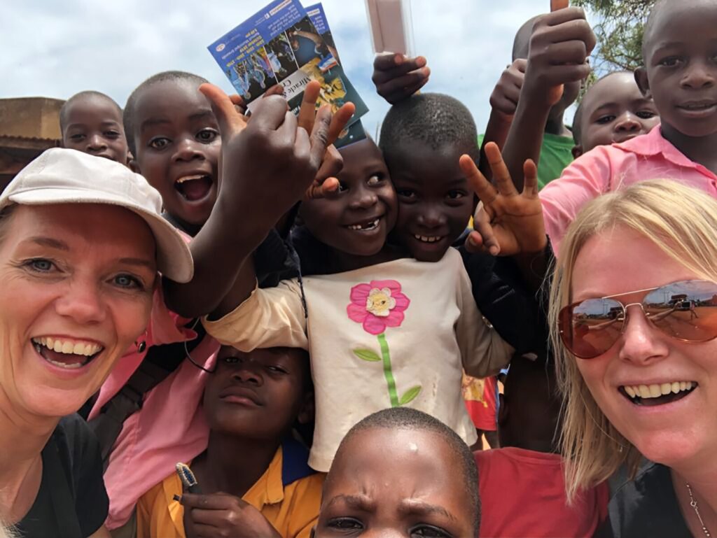 Project Helder team Tine en Viviane samen met een groep van kinderen.